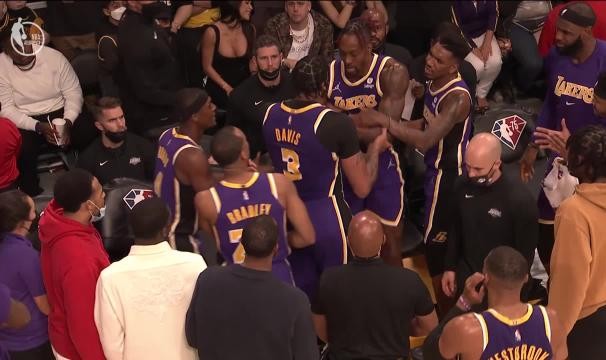 九游体育APP-病态湖人仿若重返2012 下一剧情轮到沃格尔下课？