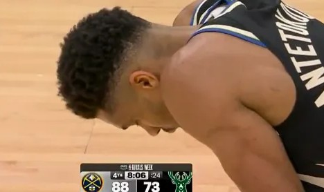 九游体育APP-暂停期间字母哥低头久久伫立在球场，随后缓缓走向替补席